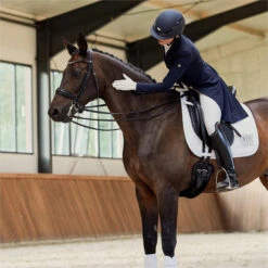 2023 Eskadron Highgloss Peacock Saddle Cloth 214731 544 - White Colour White -Chic Equestrian Supplies 6273 202320Eskadron20Highgloss20Peacock20Saddle20Cloth202147312054420 20White20Lifestyle202.700x700